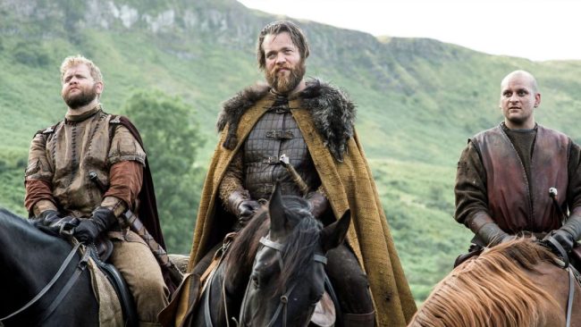 Jóhannes-Haukur Jóhannesson (i midten) som Lem Lemoncloak i Game of Thrones spiller i The Innocents.